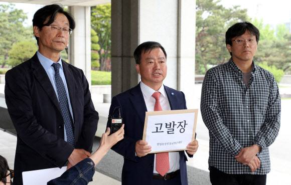 보수단체, 윤미향 당선인 고발 - 보수 성향 단체 반일동상진실규명공동대책위원회와 바른교육권실천행동 관계자들이 12일 오후 서울중앙지검에서 더불어시민당 윤미향 비례대표 당선인 고발 기자회견을 하고 있다.     이들은 “수요집회가 왜곡된 역사의식과 지나친 반일 감정을 조장했다”며 “청소년을 대상으로 한 정서적 학대 행위를 처벌해야 한다”고 주장했다. 2020.5.12 연합뉴스