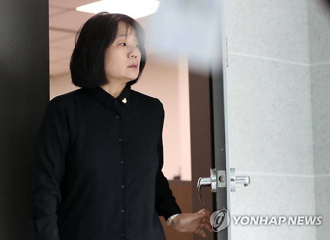 의원실 나서는 윤미향 (서울=연합뉴스) 윤동진 기자 = 더불어민주당 윤미향 의원이 8일 오전 국회 의원회관 의원실을 나서고 있다. 2020.6.8 mon@yna.co.kr