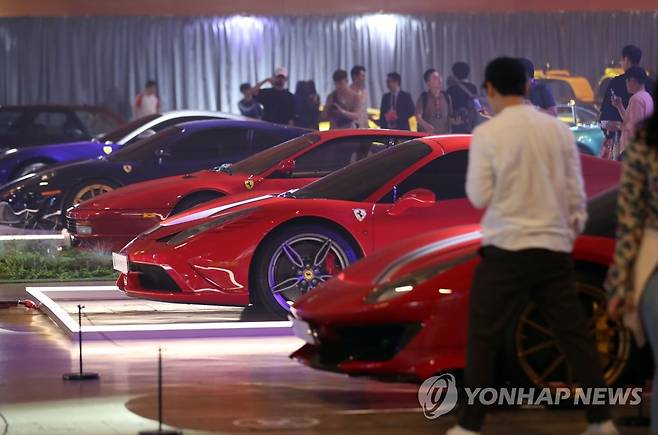 지난해 코엑스에서 열린 한 행사에 전시된 슈퍼카 [연합뉴스 자료사진]