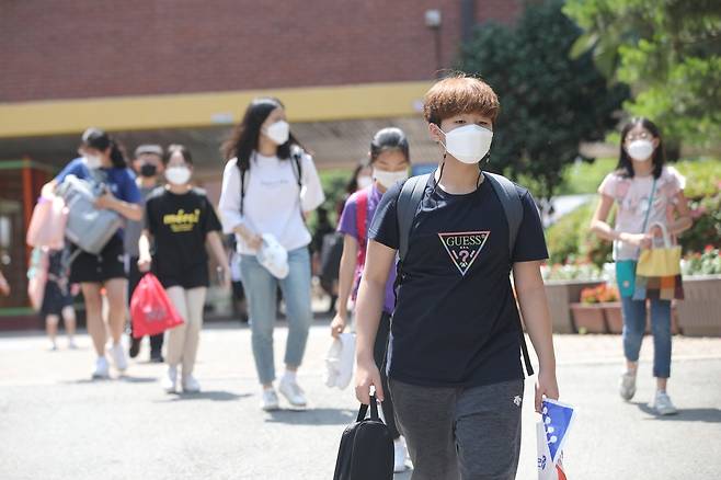 첫 등교 마친 초등학교 6학년 (광주=연합뉴스) 천정인 기자 = 8일 오후 광주 서구 운천초등학교에서 첫 등교를 마친 초등학교 6학년 학생들이 학교를 마치고 돌아가고 있다. 2020.6.8 iny@yna.co.kr