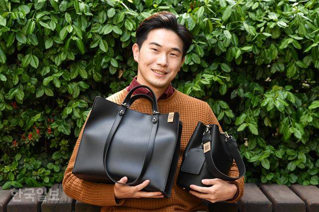 [저작권 한국일보]임관섭 LGS 대표가 친환경 운동에 기여할 수 있는 QR 코드가 붙어있는 '띱' 가방을 들어 보이고 있다. 정준희 인턴기자