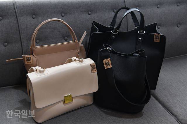 [저작권 한국일보]LGS에서 개발한 '띱' 가방은 QR 코드가 디자인처럼 붙어 있다. QR코드를 스마트폰으로 사진 찍어 인증하면 추첨을 통해 다양한 상품을 받을 수 있다. 정준희 인턴기자