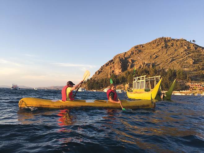티티카카호수에서 카약을 즐기는 여행객.