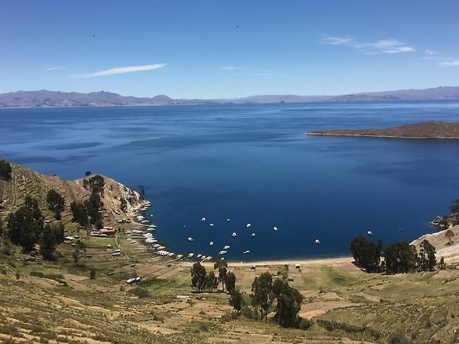 태양의 섬 트레킹을 하면서 즐기는 그림엽서 같은 풍경에는 티티카카호수, 안데스산맥, 작은 항구 마을이 담겨 있다.