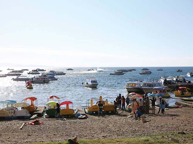 티티카카호수에 있는 코파카바나 비치.