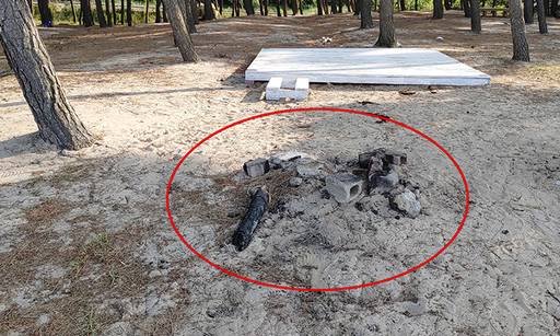 'BTS버스정류장' 인근 피서객들이 모닥불을 피운 흔적이 고스란히 남아 있는 모습.