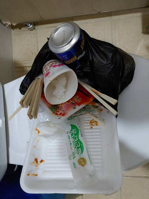 양양군 해변 한&nbsp;회장실에 쓰레기 수거함에는 각종 쓰레기가 버려져 있는 모습.