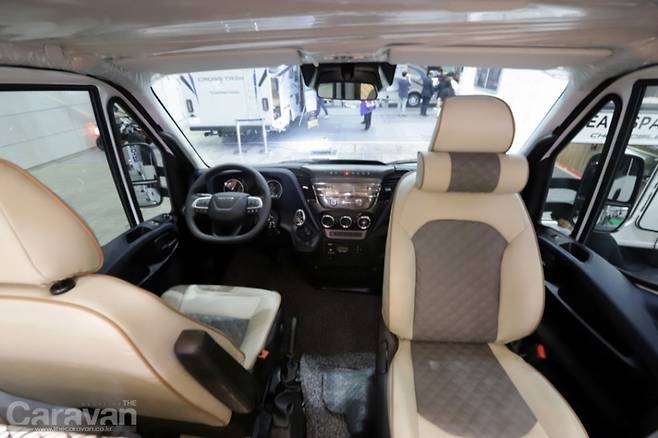 미국 중대형 모터홈의 운전석을 연상시키는 여유로운 1열, 장거리 운행의 피로감을 해소시킬 에어 시트가 적용되었다