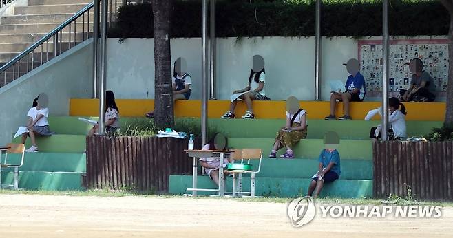 검체 검사 기다리는 초등학교 학생들 (인천=연합뉴스) 윤태현 기자 = 인천지역에 신종 코로나바이러스 감염증(코로나19) 확진자가 속출한 9일 오전 확진자가 나온 인천시 미추홀구 한 초등학교에서 학생들이 거리 두기를 유지하며 검체 검사를 기다리고 있다. 2020.6.9 tomatoyoon@yna.co.kr