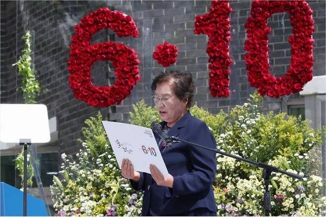 10일 오전 서울 용산구 민주인권기념관에서 열린 6·10 민주항쟁 기념식에서 고(故) 이한열 열사 모친 배은심 씨가 '서른 세 번째 6월 10일에 보내는 편지' 낭독을 하고 있다.(사진=연합뉴스)