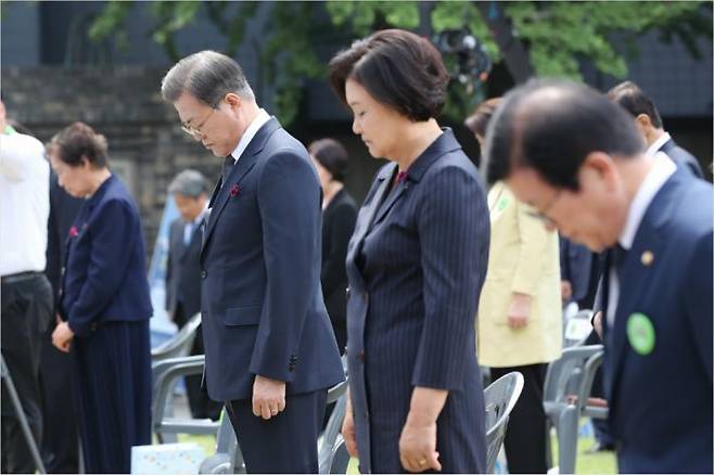 문재인 대통령과 부인 김정숙 여사가 10일 오전 서울 용산구 민주인권기념관에서 열린 6.10 민주항쟁 기념식에서 순국선열 및 호국영령, 민주화운동 희생 영령에 대한 묵념을 하고 있다. 왼쪽은 고(故) 이한열 열사 모친 배은심 여사, 오른쪽은 박병석 국회의장.(사진=연합뉴스)