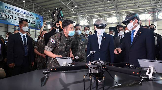 정경두 국방장관과 최기영 과기정통부 장관이 지능형 스마트 부대 행사에서 증강현실 지휘통제 플랫폼을 체험하고 있다.