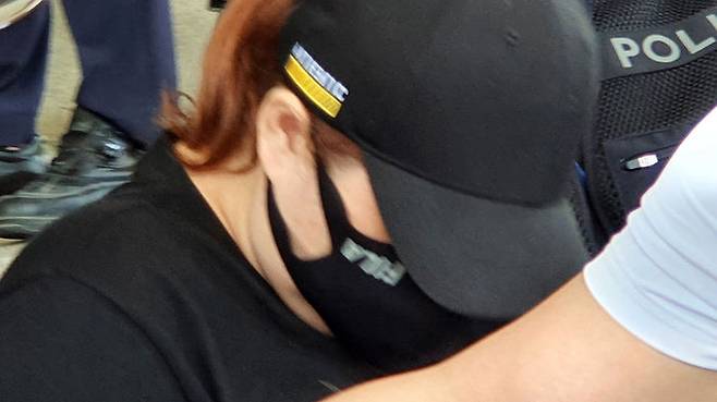 검정 모자와 마스크 쓴 채 취재진 질문에 '묵묵부답'