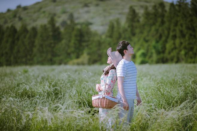 소준섭·박현아 부부가 제주 한림읍 성이시돌 목장 인근의 한 들판에서 찍은 웨딩사진. 사진 이하나 사진작가 제공