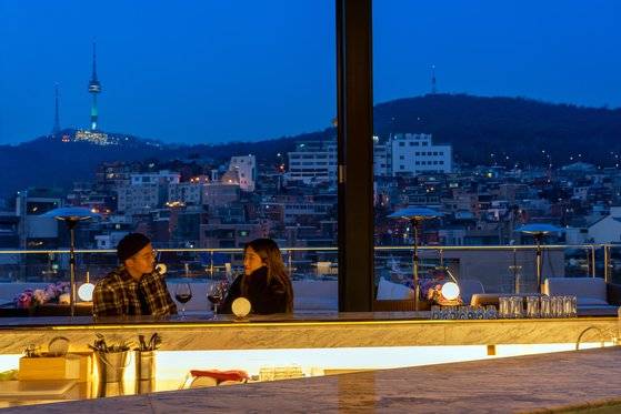 이태원 경리단길의 루프탑 칵테일바 '더 파이니스트'. 서울타워가 내다보이는 시원한 경치 덕에 명소가 됐다. '이태원 클라쓰'에서 조이서가 잠든 박새로이에게 입맞춤하던 장소다. 백종현 기자