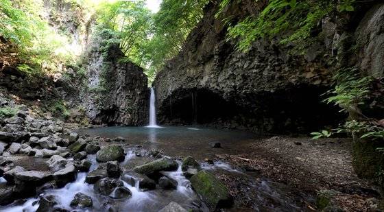 포천 한탄강 관광명소인 비둘기낭 폭포. ‘킹덤’에서 서비가 생사초를 발견하는 장소다. [사진 포천시]