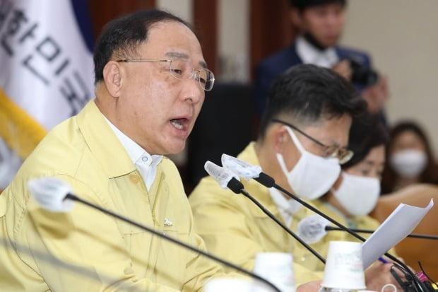 부동산 시장에 추가규제를 언급하고 있는 홍남기 부총리 겸 기획재정부 장관(사진=뉴스1)