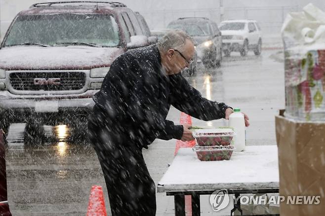 코로나19 실직사태 속 무료음식 챙기는 미국 주민 [연합뉴스 자료사진]