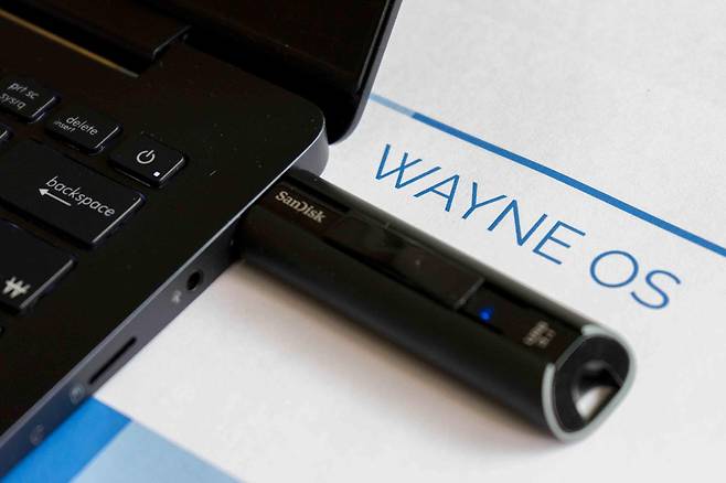 웨인 OS는 USB에 크롬 OS를 담는 USB형 운영 체제다. 출처=IT동아