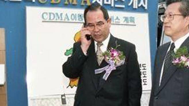 1996년 4월 1일, CDMA(코드분할다중접속방식) 정보화시범지역 개통행사에참석한 이수성 전 국무총리 (사진=연합뉴스)