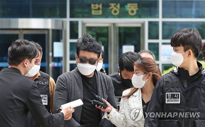 영장실질심사 받는 강북구 경비원 폭행 의혹 주민 [연합뉴스 자료사진]