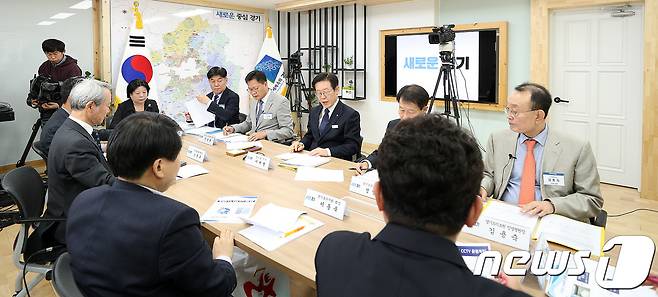 이재명 경기도지사가 12일 수원시 경기도청 집무실에서 가진 경기도의료원 수술실 CCTV설치 시범운영 토론회에서 발언을 하고 있다.(경기도 제공)2018.10.12/뉴스1 © News1 진현권 기자