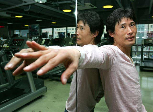 정두홍 무술감독은 한국 영화 산업화 과정에서 스턴트와 액션을 체계화한 영화인이라는 평가를 받고 있다. 한국일보 자료사진