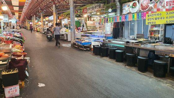 12일 오후 12시 30분쯤 서울 신당중앙시장의 중앙 통로가 텅 비어 있다. 이후연 기자