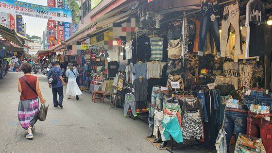 12일 1시쯤 서울 남대문시장 옷가게 골목. 비교적 손님이 없이 한산한 모습이다. 이후연 기자