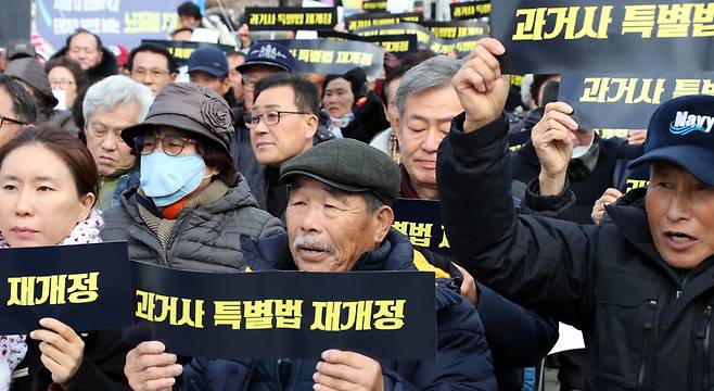 한국전쟁 당시 가족을 잃은 유족들이 유해발굴과 배·보상 등 과거 청산을 요구하며 수년간 서울 여의도 국회 앞에서 과거사법 통과를 요구해왔다. 경향신문 자료사진