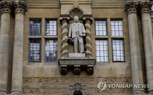 옥스퍼드대 오리엘 칼리지에 설치된 세실 로즈 동상 [EPA=연합뉴스 자료사진]