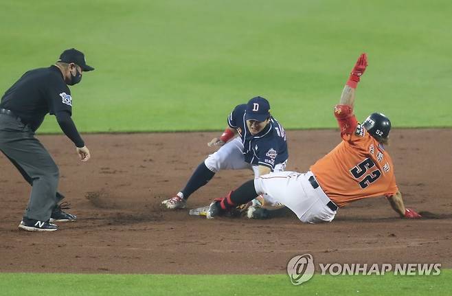 몸 날리는 김태균 12일 오후 대전시 한화생명 이글스파크에서 열린 프로야구 두산 베어스- 한화 이글스 경기. 4회 말 한화 김태균이 1 사후 2루타를 치고 2루에 슬라이딩하고 있다. [연합뉴스 자료사진]