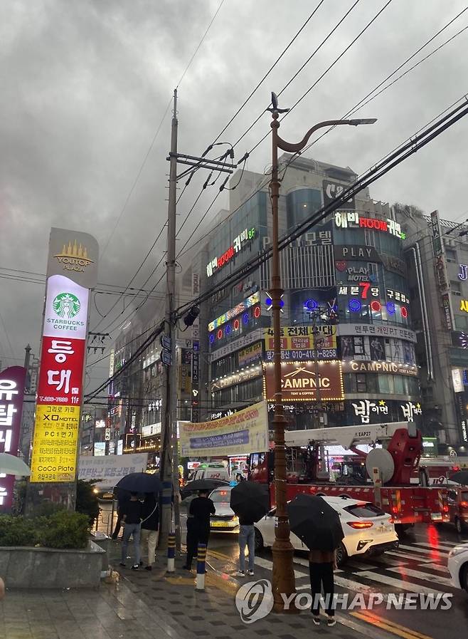 창원 상남동 9층짜리 건물서 불 (창원=연합뉴스) 13일 오후 경남 창원시 성산구 상남동 한 9층짜리 복합건물에서 불이 나 일대가 검은 연기에 휩싸여 있다. 2020.6.13 [독자 제공. 재판매 및 DB 금지] yongtae@yna.co.kr