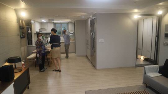 백양산 롯데캐슬 골드센트럴 84㎡A타입 거실유니트. <이상현 기자>