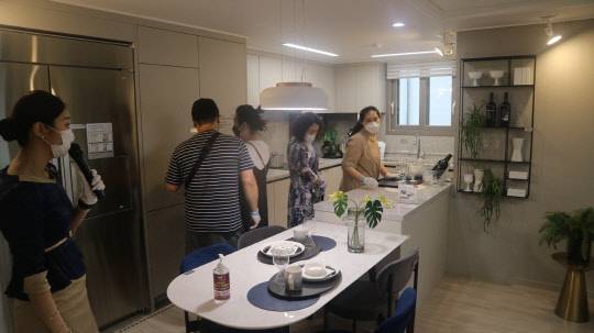 백양산 롯데캐슬 골드센트럴 84㎡B타입 부엌유니트. <이상현 기자>