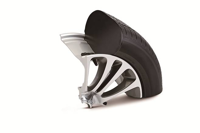 타이어 공기압 측정장치인 TPMS 센서가 장착된 휠의 절단 모습.  현대모비스 제공