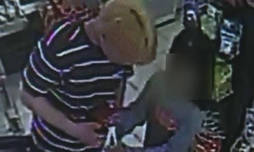 계부와 친모에게 학대당한 것으로 알려진 경남 창녕의 한 초등학생 A(9)양이 지난달 29일 창녕 한 편의점에서 최초 경찰 신고자(왼쪽)와 대화하고 있다. 연합뉴스