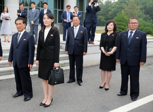 김정은 북한 국무위원장이 지난해 6월30일 도널드 트럼프 미국 대통령과의 판문점 회동에 정예 측근들을 대동해 눈길을 끌었다. 왼쪽부터 김 위원장의 의전을 전담한 김창선 북한 국무위원회 부장, 여동생인 김여정 북한 제1부부장. 마지막이 올해 들어 북한 통일전선부장을 맡은 장금철./연합뉴스