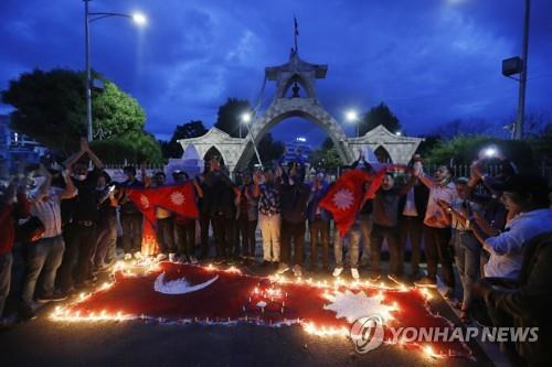 13일 네팔 수도 카트만두에서 새 지도 승인을 자축하는 시민들. [AP=연합뉴스]