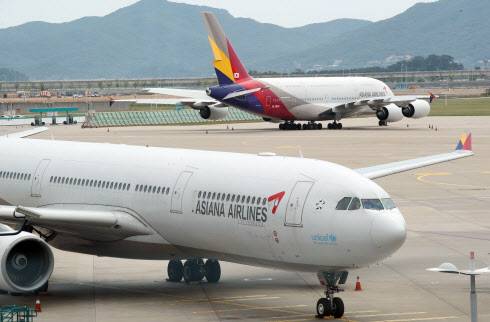 지난 10일 인천국제공항 터미널 계류장에 아시아나항공 여객기가 서 있다. (사진=연합뉴스)