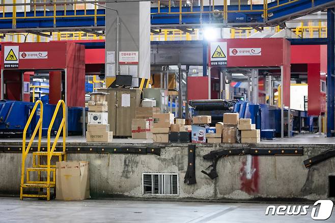 롯데글로벌로지스 동남권물류센터(송파 물류센터) 근무자가 신종 코로나바이러스 감염증(코로나19) 확진판정을 받은 것으로 알려진 15일 서울 송파구 롯데택배 물류센터 작업장에 적막이 흐르고 있다. 롯데글로벌로지스는 확진자 발생에 따라 근무자 159명이 전원 자가격리에 들어 갔으며 물류센터는 방역 후 폐쇄조치했다. 2020.6.15/뉴스1 © News1 유승관 기자