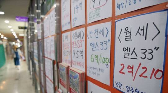서울 아파트 주간 매매가격이 이달 반등한 데 이어 민간택지 분양가 상한제를 앞두고 아파트 평균 청약경쟁률이 올해 역대 최고치를 기록했다. 정부는 집값 불안정이 지속될 경우 추가 부동산 대책을 내놓겠다는 입장이다. 사진은 서울 시내의 한 부동산중개업소 창문에 붙은 매매·전세 가격 안내문. <연합뉴스>
