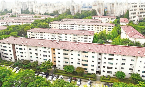 지난 12일 서울 양천구 목동6단지가 안전진단을 통과한 이후 재건축 사업 추진에 탄력을 받고 있다. 목동6단지 전경.  신경훈 기자 khshin@hankyung.com