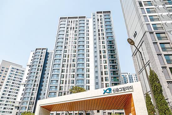 올 2월 입주한 서울 ‘신촌그랑자이’는 인근 ‘마포래미안푸르지오’보다 규모가 작은데도 일대 집값을 주도하기 시작했다. <윤관식 기자>