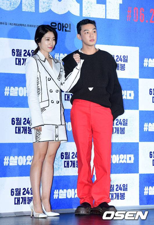 [OSEN=지형준 기자] 배우 유아인, 박신혜 조합으로 기대를 모으고 있는 영화 '#살아있다'(감독 조일형) 언론시사회가 15일 오후 서울 자양동 롯데시네마 건대입구에서 열렸다.  '#살아있다'는 원인불명 증세의 사람들이 공격을 시작하며 통제 불능에 빠진 가운데, 데이터, 와이파이, 문자, 전화 모든 것이 끊긴 채 홀로 아파트에 고립된 이들의 이야기를 그린 생존 스릴러다.  배우 박신혜, 유아인이 포토타임을 하고 있다. /jpnews@osen.co.kr