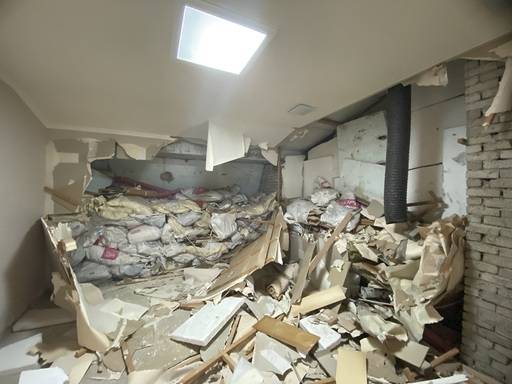 지난달 21일, 경기도 성남의 한 아파트에서 인테리어 공사를 하던 중 벽 내부에서 발견된 각종 폐기물. 조명등 껍데기, 뜯은 벽지, 스티로폼, 석고보드, 나뭇조각 등 대략 5톤 분량. 이전 공사를 맡았던 업체에서 매립한 것으로 추정. 인테리어 전문업체 ‘도담아이디’ 제공.