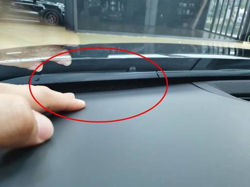 ‘더 뉴 그랜저 IG’&nbsp;페이스리프트 모델의 크래시패드 조립 불량 증거 사진. 서비스센터 측은 실내 마감의 조립 불량으로 손가락이 들어갈 정도의 틈이 벌어졌음을 눈으로 확인하고 ‘크래시패드 조립불량’이란 진단을 내렸다고 한다.&nbsp;