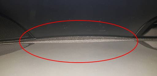 ‘더 뉴 그랜저 IG’&nbsp;페이스리프트 모델의 크래시패드 조립 불량 증거 사진. 소음을 줄여주는 내장재(스펀지)가 드러나 눈으로 보일 정도다. 온라인 커뮤니티 캡처