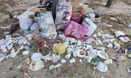 지난 13일 오후 강원도 고성 한 소나무 숲 캠핑장 곳곳에는 분리되지 않은 각종 쓰레기가 잔득 쌓여 있다.