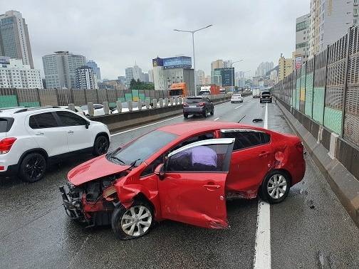 교통사고 운전자 상태 살피는 경찰 [부산경찰청 제공. 재판매 및 DB 금지]